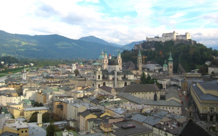 Image of Salzburg taken from the Monchsberg (Mönchsberg), 4 October 2005, by Paulo Maurício. 